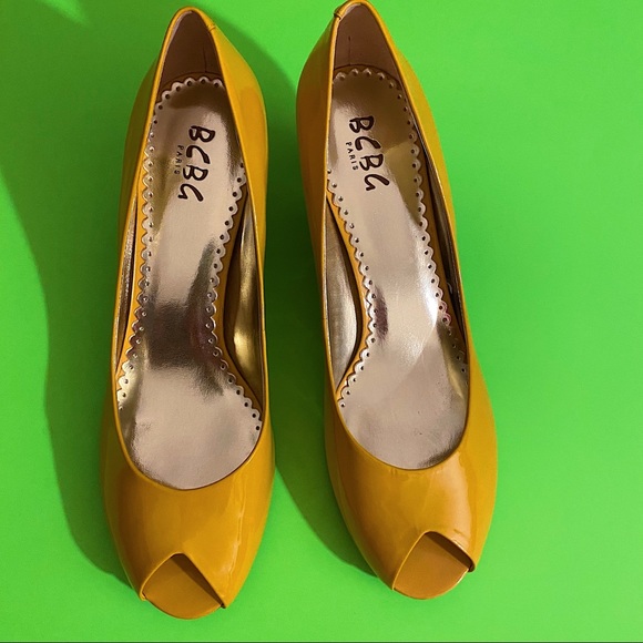 NWOT BCBG Mustard Yellow Genuine Patent Leather Heels Shoes Size 9 - Picture 2 of 5